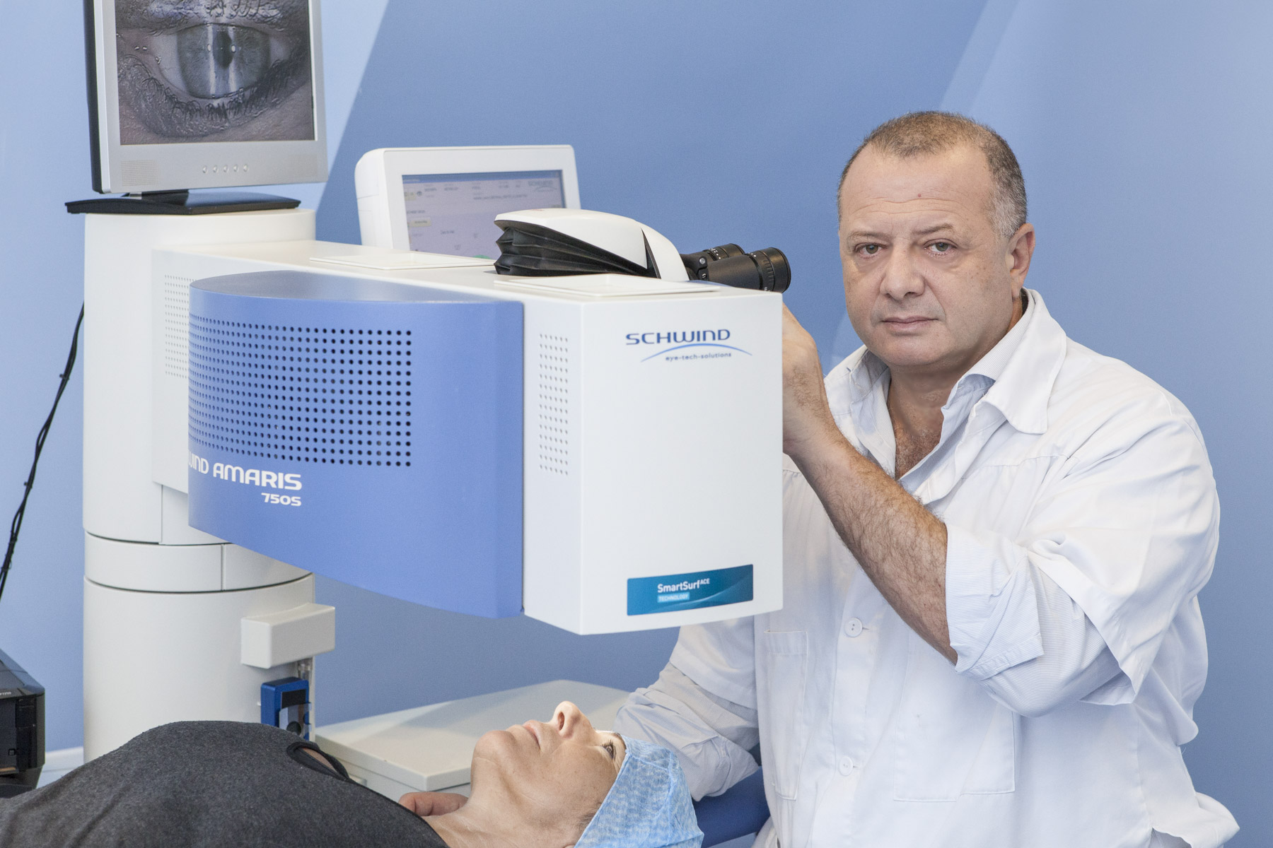 Chirurg führt einen Eingriff mit dem SCHWIND AMARIS Laser durch
